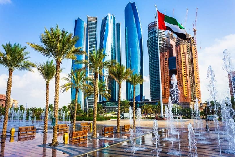 أبوظبي: إلغاء شرط فحوصات كورونا للدخول ووقف استخدام السوار الإلكتروني للحجر المنزلي