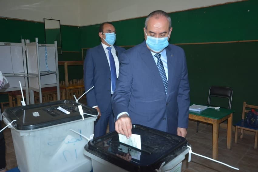 وزير الطيران المدني يدلي بصوته في انتخابات مجلس الشيوخ