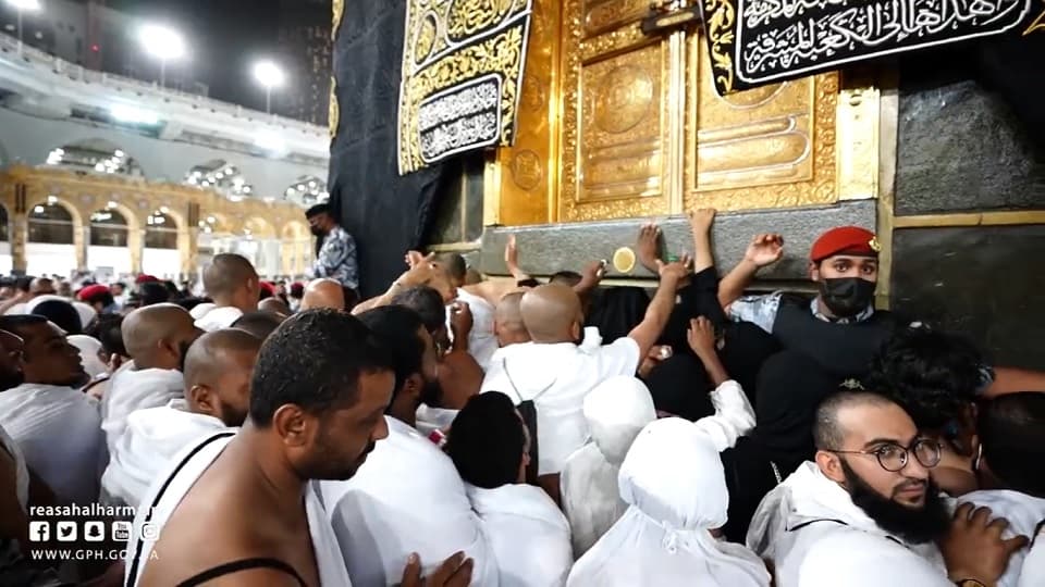 الكعبة تحتضن الطائفين بدون حواجز.. الأيادي تلمس الكسوة والباب والحجر الأسود.. بالصور