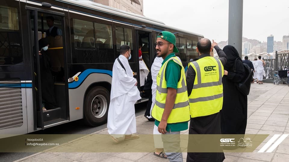 منع نقل المصلين من الفنادق إلى المسجد الحرام وقصرها على المعتمرين حتى نهاية رمضان 1446هـ.. تفاصيل
