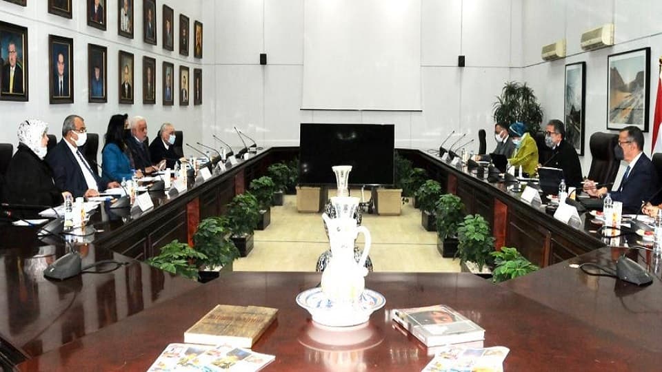 وزير السياحة يناقش استعدادات بدء انطلاق رحلات موسم العمرة لعام 1443هـ-2022م