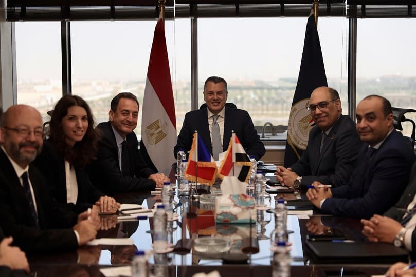 وزير السياحة يبحث مع سفير فرنسا تنظيم ورش عمل بين الشركات المصرية والفرنسية لزيادة الحركة لمصر
