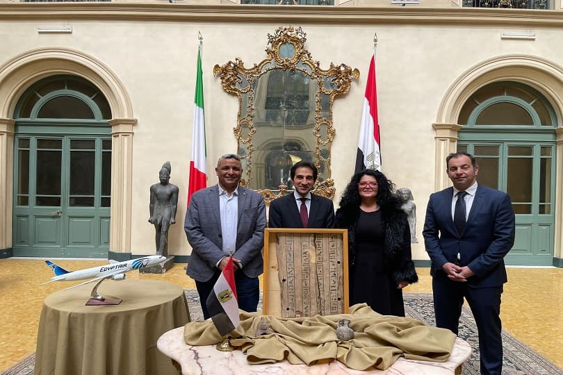 مصر تتسلم 4 قطع أثرية من إيطاليا خرجت بطريقة غير شرعية.. ومصر للطيران تنقلها مجانا