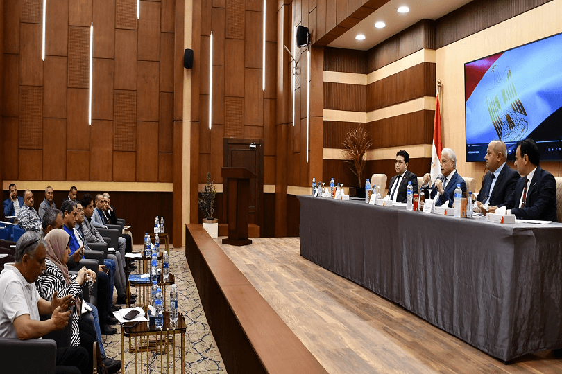 محافظ جنوب سيناء يبحث سبل وآليات سداد مديونيات المرافق والشواطئ.. تفاصيل