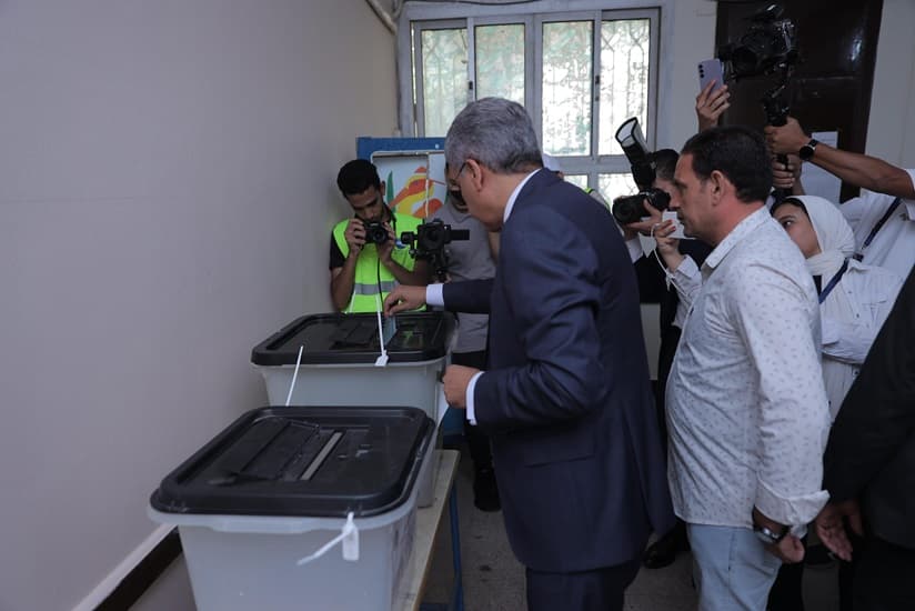 وزير السياحة والآثار يدلي بصوته في انتخابات مجلس الشيوخ