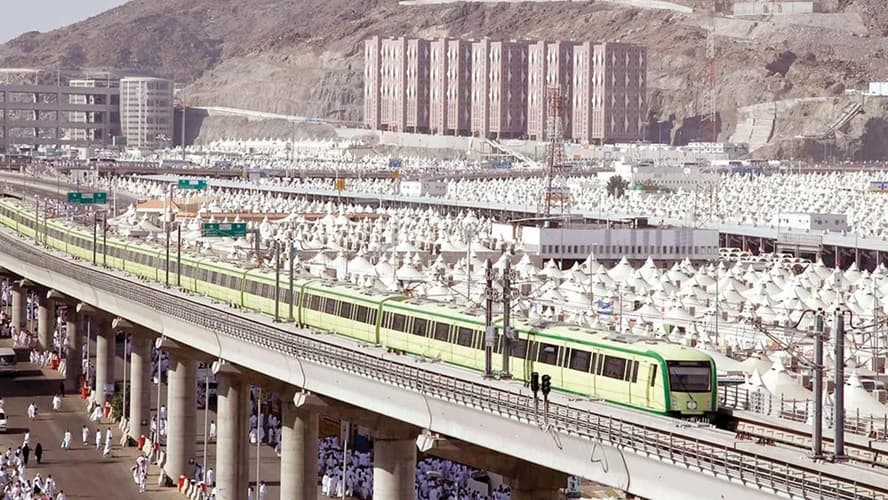 "قطار المشاعر" بالسعودية ينقل 2 مليون حاج بين منى وعرفات خلال موسم الحج 1446هـ
