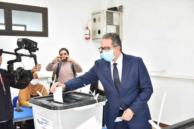 وزير السياحة والآثار يدلى بصوته فى انتخابات مجلس النواب