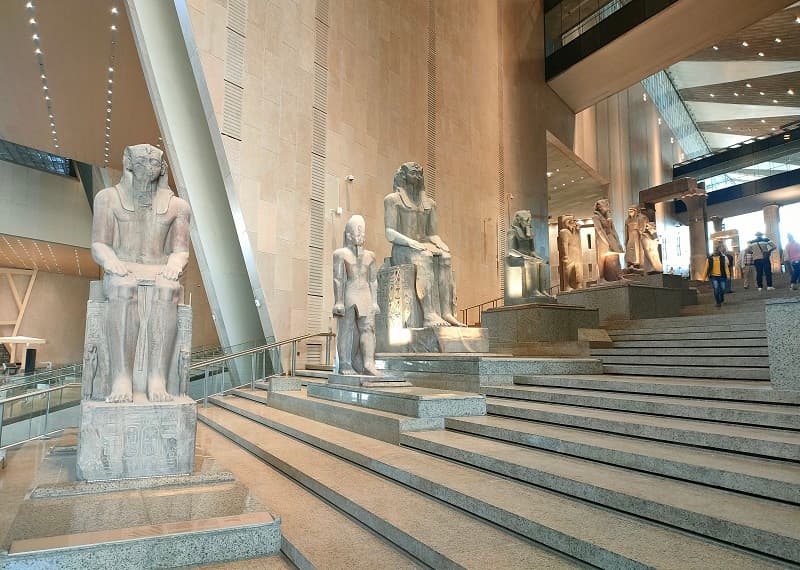 المتحف المصري الكبير يكشف عن الدرج العظيم لأول مرة للزائرين.. بالفيديو والصور