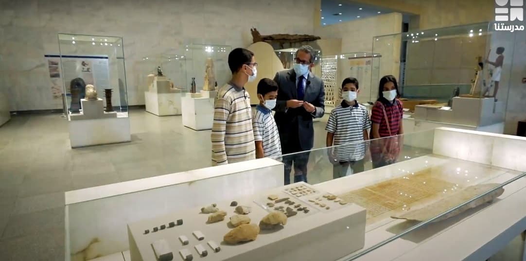 وزير السياحة والآثار في جولة مع طلاب المدارس بالمتحف القومي للحضارة المصرية.. (فيديو)