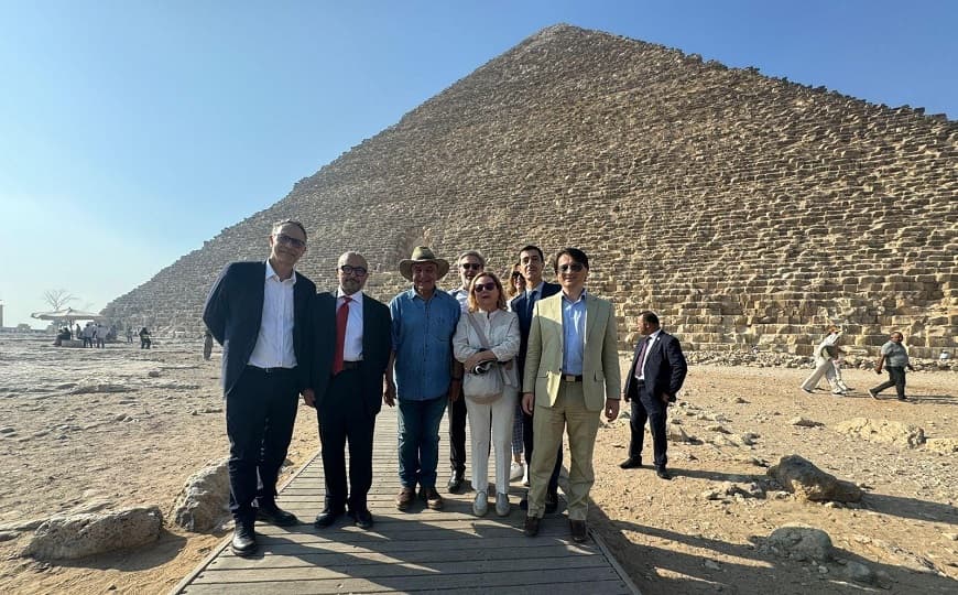 وزير الثقافة والآثار الإيطالي يزور الأهرامات وأبو الهول يرافقه العالم الأثري زاهي حواس