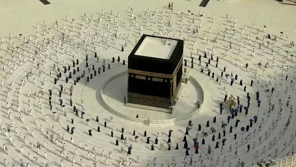 وزير الحج السعودي يكشف: عودة العمرة تدريجيا من خلال تطبيق "اعتمرنا"