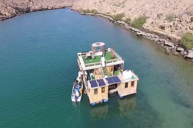 شاليه عائم في خور ماء بين الجبال بسلطنة عمان.. وجهة سياحية الأولى من نوعها