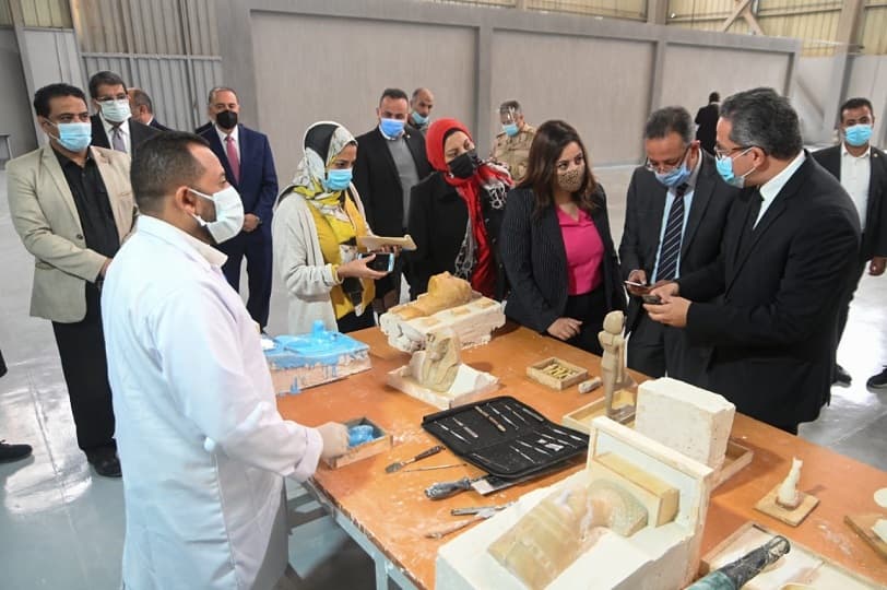 وزير السياحة والآثار يفتتح أول مصنع للمستنسخات الأثرية في مصر والشرق الأوسط