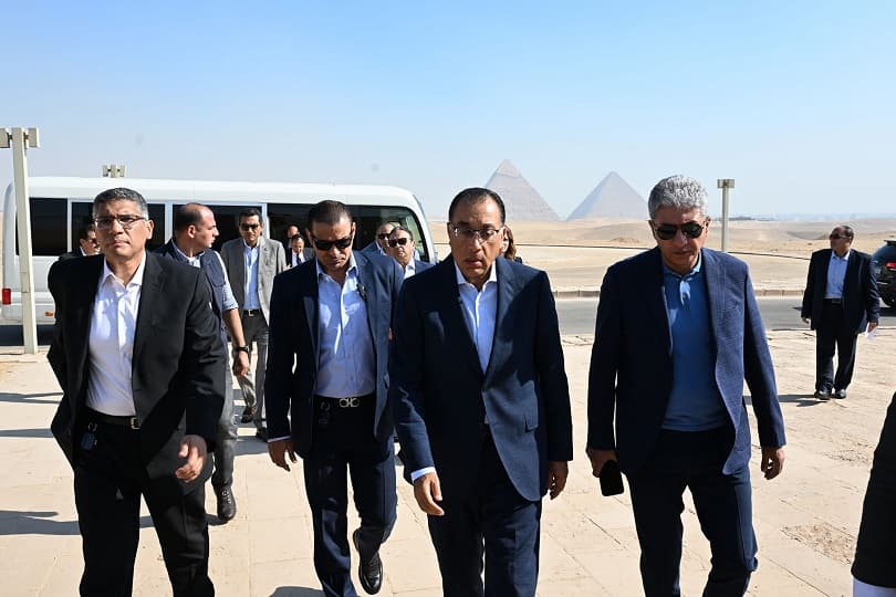 رئيس الوزراء يتفقد تطوير مدخل المنطقة الأثرية بالأهرامات.. شاملة مسارات الزيارة والخدمات