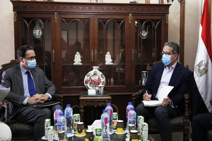 مصر تبحث دفع الحركة السياحية من فرنسا وإقامة معرض أثري بالتعاون مع متحف اللوفر