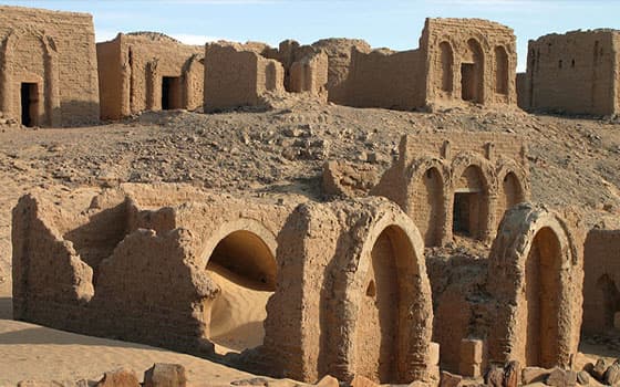 "الآثار" توضح حقيقة هدم مقابر تاريخية بمنطقة جبانة المماليك لإنشاء محور الفردوس