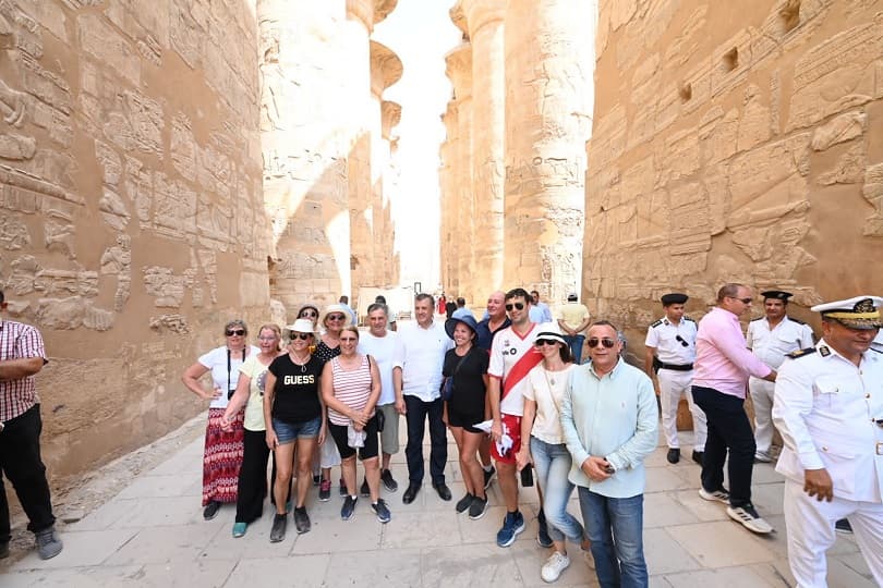 وزير السياحة يلتقي مع مجموعة سائحين من الولايات المتحدة الأمريكية والأرجنتين بالأقصر