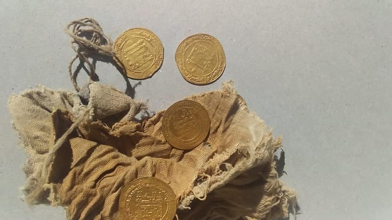 اكتشاف 28 دينارا من الذهب و5 دنانير تعود للعصر العباسي بالفيوم