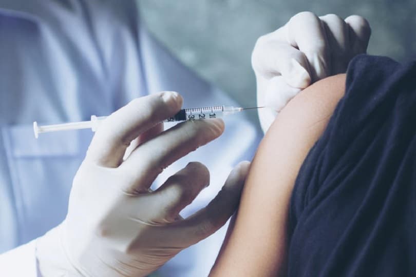 الإمارات تدعو كل من يتجاوز عمره 16 عاما للتسجيل للحصول على لقاح كورونا