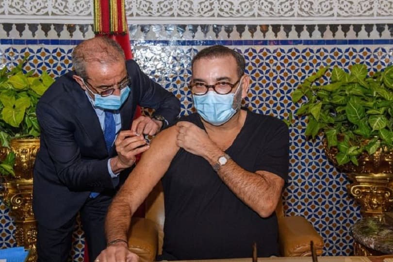 المغرب تطلق حملة التطعيم ضد كورونا.. ومحمد السادس يتلقى الجرعة الأولى