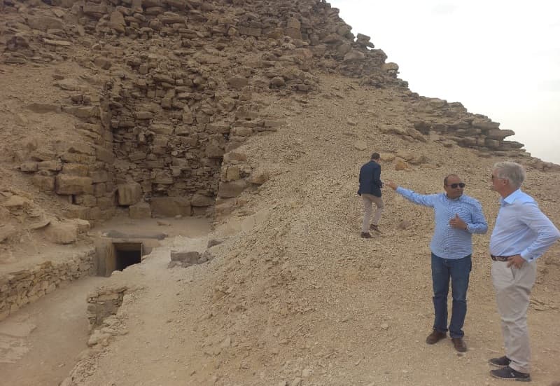 ملك بلجيكا في جولة خاصة بسقارة وأبوصير بعد افتتاح المتحف المصري الكبير