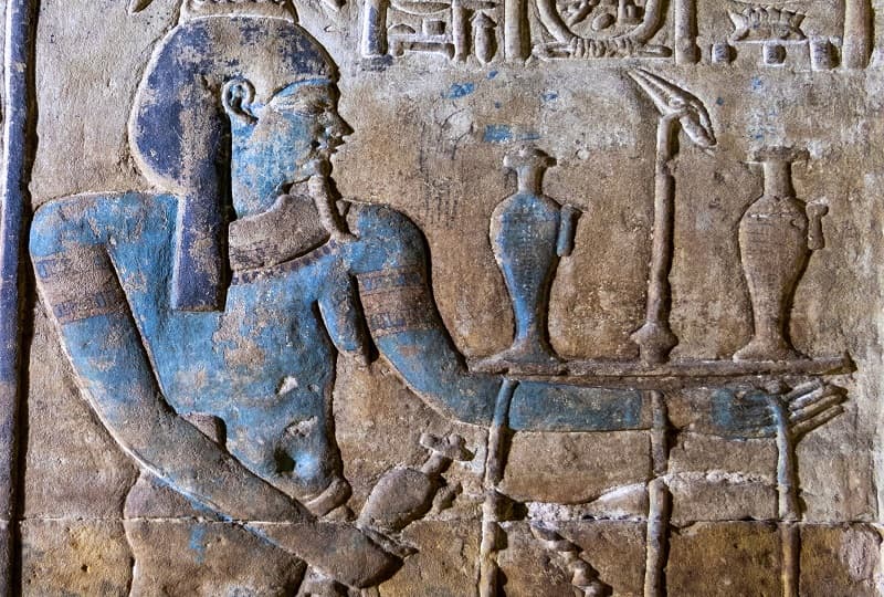ترميم معبد إدفو بأسوان يكشف عن نقوش ملونة لأول مرة تدل على ممارسات دينية بالعصر البطلمي