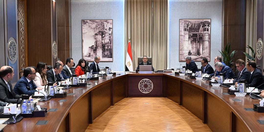رئيس الوزراء يستعرض مشروع التأشيرات الإلكترونية لإنهاء إجراءات وصول السائحين بالمطارات