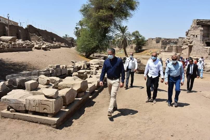 العناني يتفقد معبد إسنا لمتابعة الموقف التنفيذي لمشروع تنظيفه وإعادة ألوانه