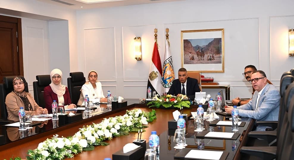 محافظ جنوب سيناء يبحث إنشاء منطقة سياحية وترفيهية متكاملة في خليج نعمة بشرم الشيخ