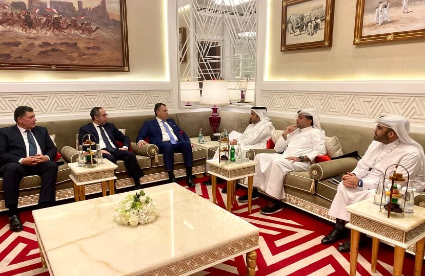 وزير السياحة والآثار يلتقي مع رئيس "قطر للسياحة" ورئيس الخطوط الجوية القطرية في الدوحة