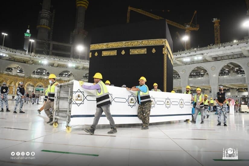 "شئون الحرمين" ترفع الحواجز الوقائية حول الكعبة تزامنا مع بدء موسم العمرة 1444هـ