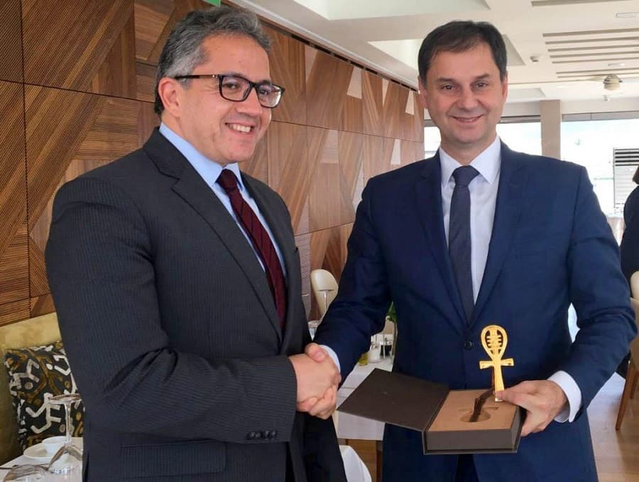 مع إعلان اليونان عودة السائحين.. العناني يبحث عمل برامج سياحية مشتركة وتسويقها عالميا