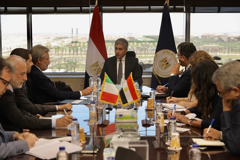 وزير السياحة والآثار يبحث مع سفير إيطاليا بالقاهرة زيادة الحركة السياحية والتعاون الأثري