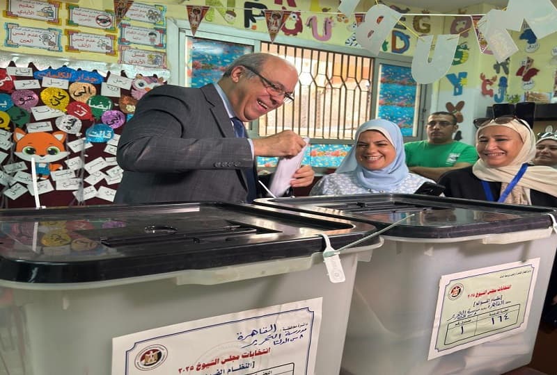 وزير الطيران المدني يدلي بصوته في انتخابات مجلس الشيوخ