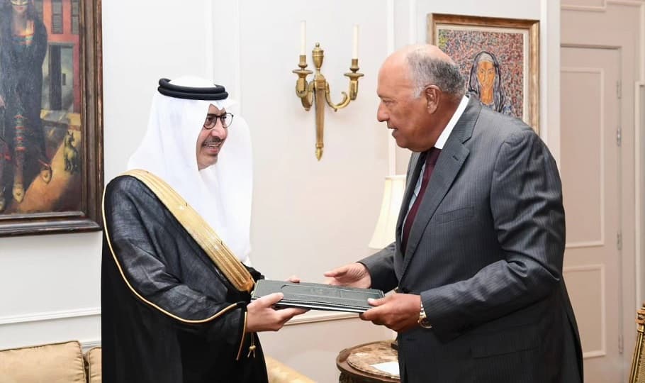 السفير صالح الحصيني يسلم أوراق اعتماده سفيرا للسعودية بالقاهرة لوزير الخارجية المصري