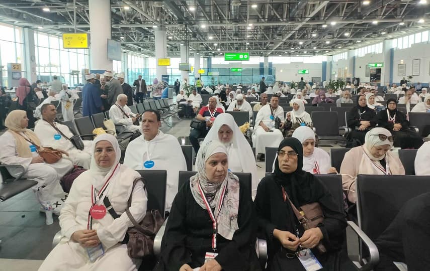 توديع أول أفواج الحجاج المصريين بمبنى الرحلات الموسمية بمطار القاهرة بموسم حج 1446هـ-2025م