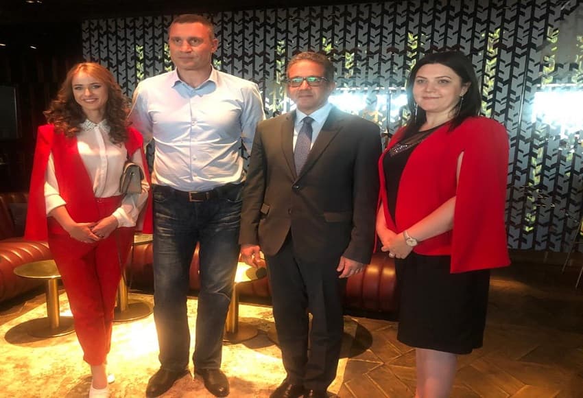 العناني يبحث مع عمدة كييف ومنظمي الرحلات زيادة حركة السياحة من أوكرانيا