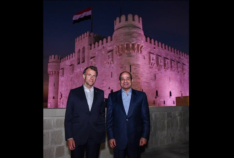 السيسي يصطحب الرئيس الفرنسي في جولة بالممشى السياحي وقلعة قايتباي بالإسكندرية.. بالصور