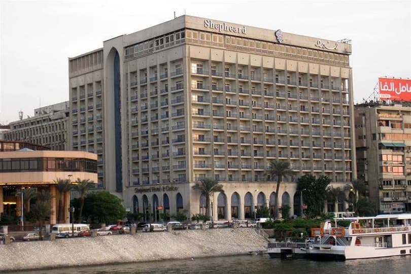 وزير قطاع الأعمال ومحافظ القاهرة يبحثان تسريع إجراءات تطوير فندقي شبرد والكونتيننتال