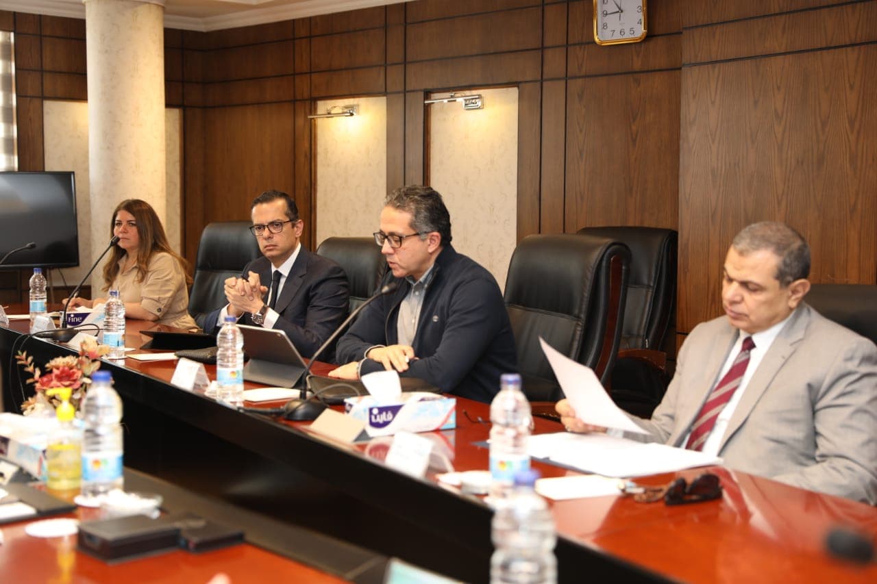 وزراء السياحة والتخطيط والقوى العاملة يناقشون وضع العمالة المتضررة بالقطاع السياحي