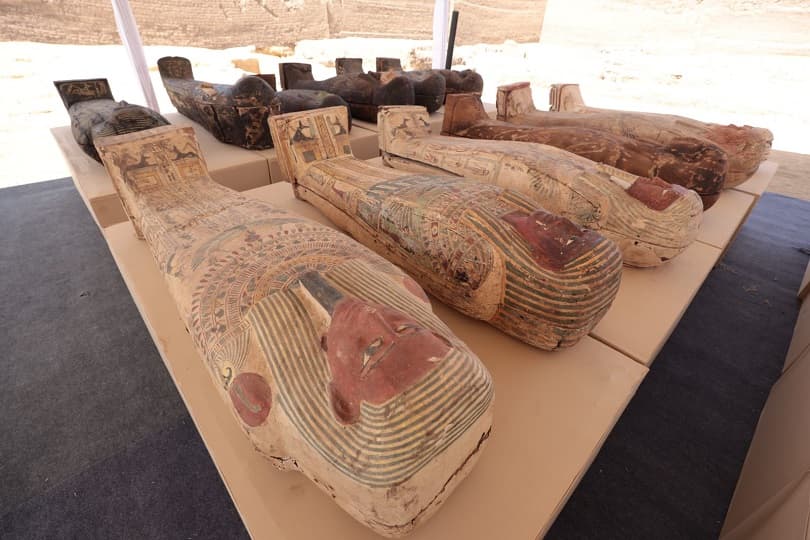 الآثار: الكشف عن أول وأكبر خبيئة تماثيل برونزية وتوابيت ملونة بجبانة البوباسطيون في سقارة (صور)