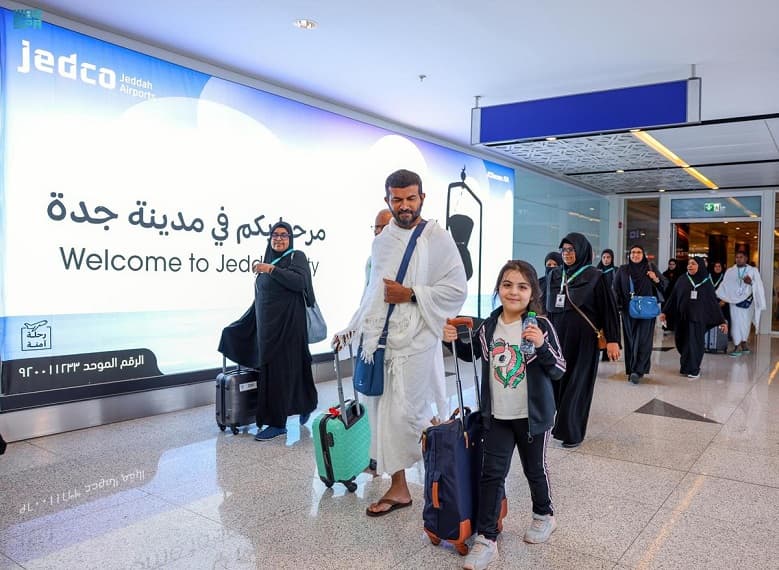 السعودية: مطار الملك عبد العزيز الدولي بجدة يستقبل أولى رحلات العمرة بموسم 1445هـ