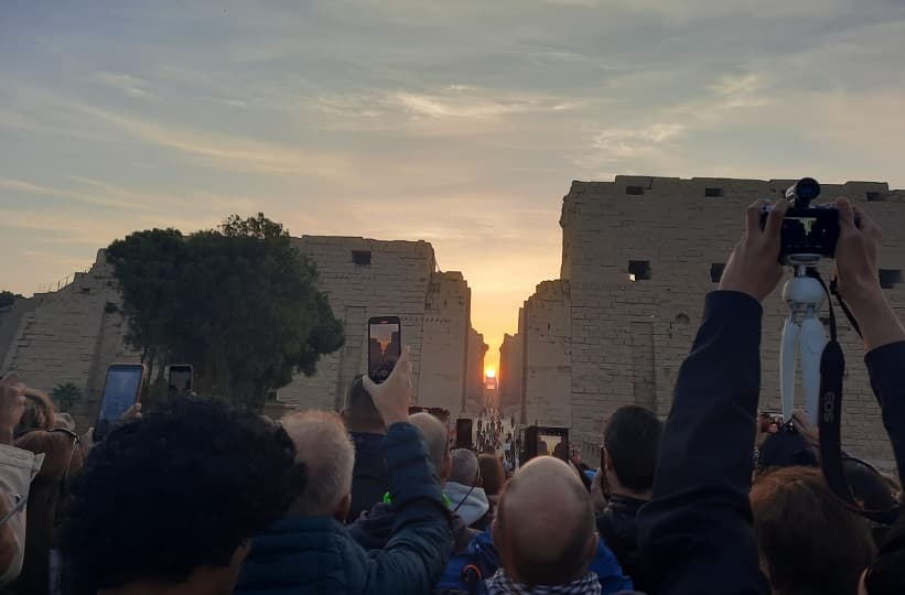 الآثار: أكثر من 1000 سائح مصري وأجنبي يشهدون ظاهرة شروق الشمس على معابد الكرنك