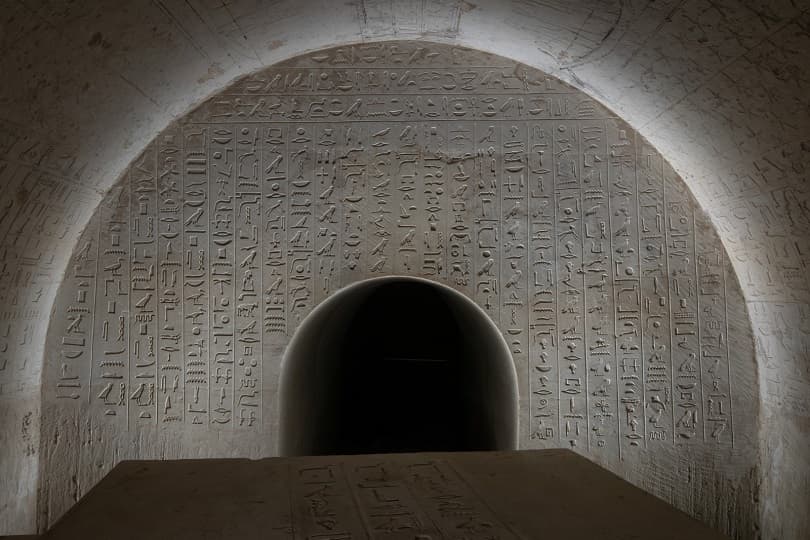 الكشف عن مقبرة الكاتب الملكي "جحوتي إم حات" في أبو صير بالجيزة تعود للأسرة الـ27