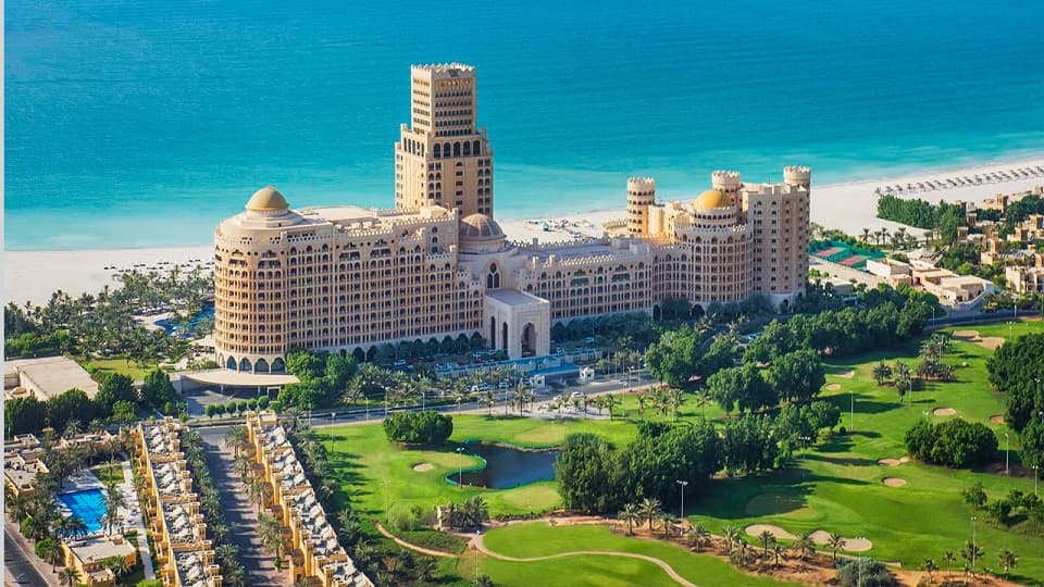 رأس الخيمة تستقبل نحو 1.1 مليون زائر في 2022 بزيادة 15.6%.. نمو السائحين الدوليين 40%