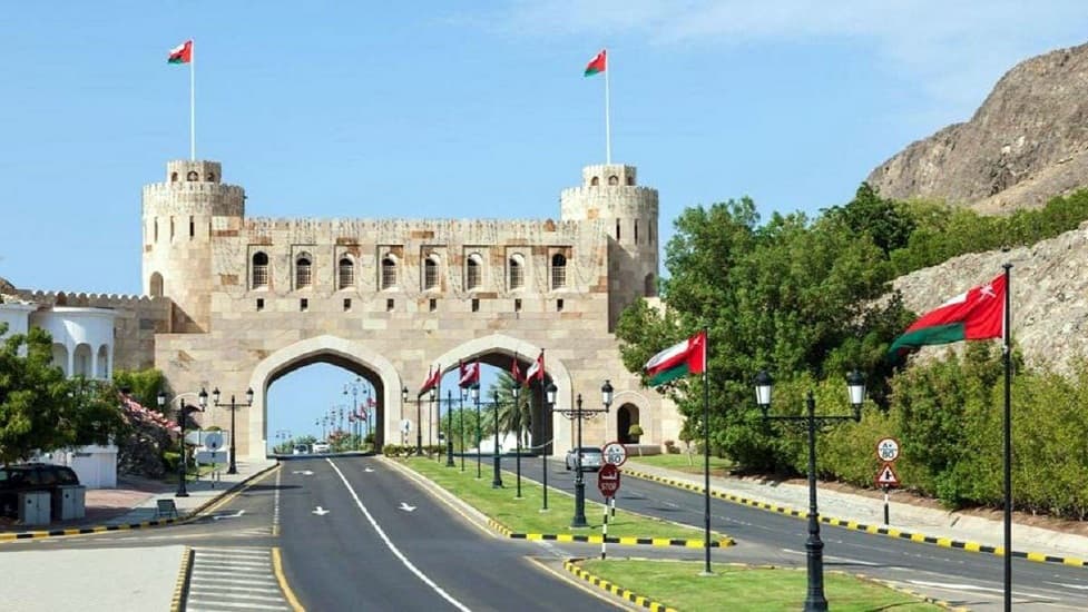 سلطنة عمان تقرر استمرار غلق المنافذ البرية وتفرض الحجر المؤسسي على القادمين جوا