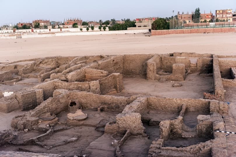 الكشف عن مدينة سكنية من القرن الـ 18 وجبانة قبطية أسفلها بموقع شيخ العرب همام في قنا