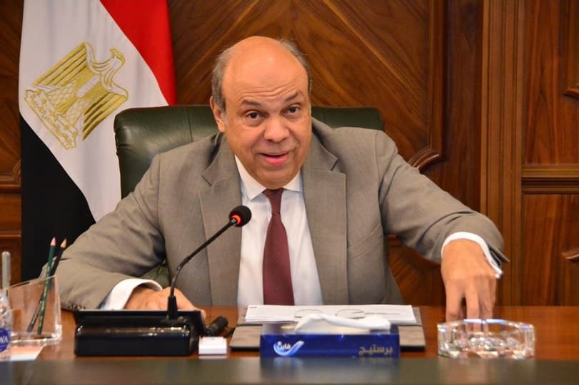 وزير الطيران يشيد بدور ضباط المراقبة الجوية في إدارة المجال الجوي المصري في ظل الأحداث الحالية