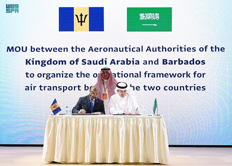 السعودية وباربادوس توقعان مذكرة تفاهم في خدمات النقل الجوي خلال القمة العالمية للسفر والسياحة