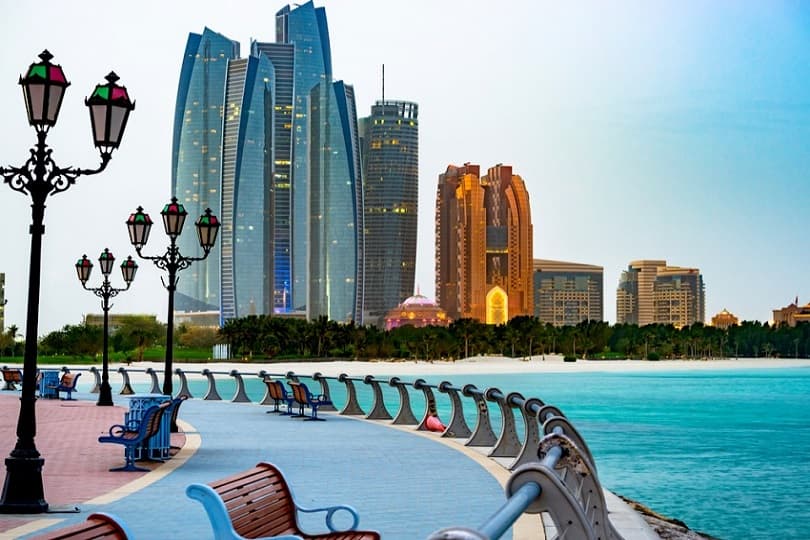 أبوظبي تضيف قطر للقائمة الخضراء لتعفي القطريين من الحجر الصحي عند السفر إليها